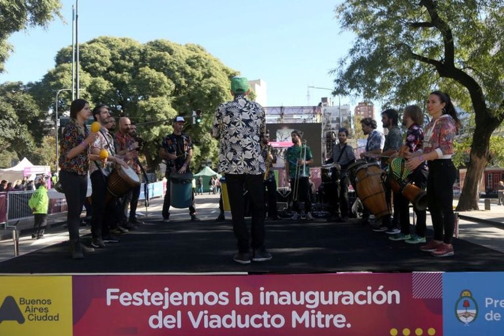Inauguración del Viaducto Mitre con un espectáculo gratuito en Barrancas de Belgrano, en Buenos Aires (Foto: @GENTEDEMEDIOSok)