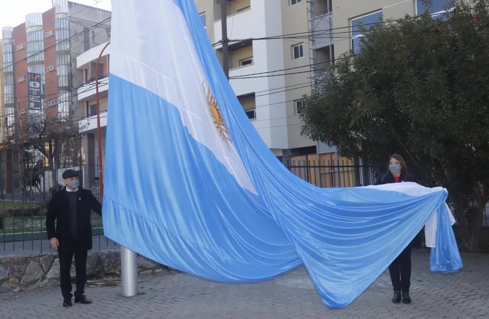 Izamiento de bandera ante autoridades municipales en la explanada del Palacio 16 de Julio.