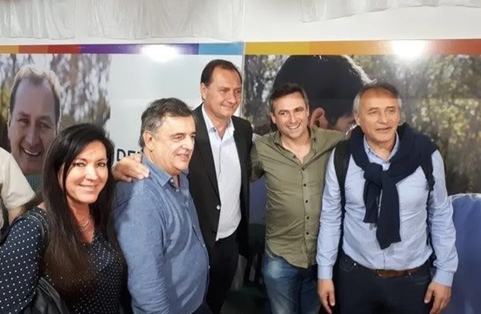 El intendente reelecto, junto a Ramón Mestre y a los referentes de Cambiemos.