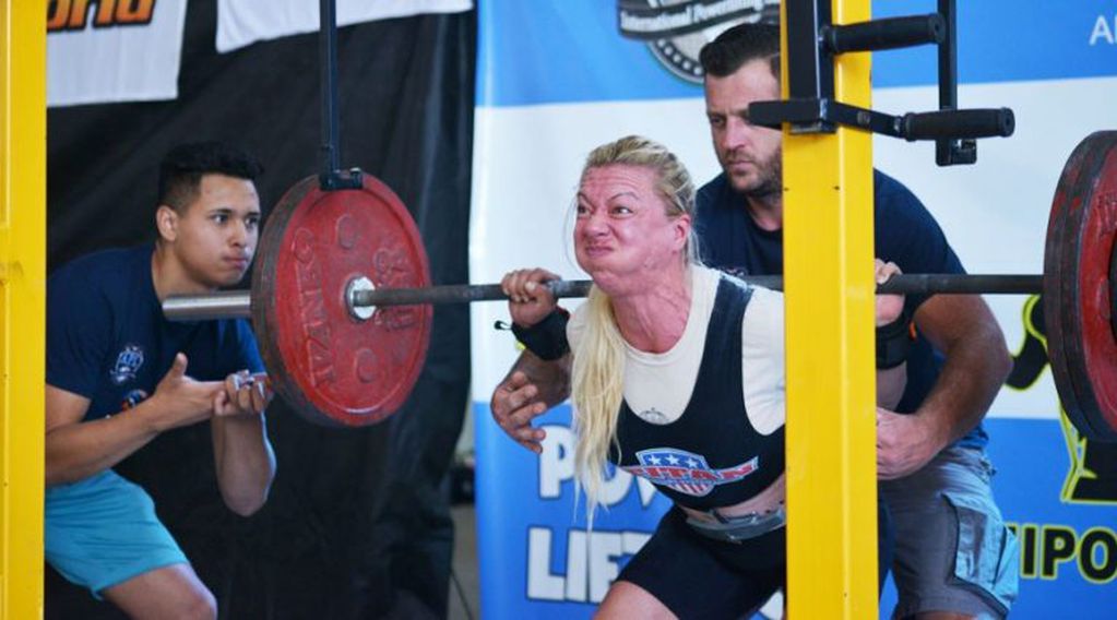 La atleta Valeria Vergara, del equipo "Il Mostro" de Buenos Aires, en busca del récord nacional de 142,5 kilos en sentadilla (Vía Santa Rosa)