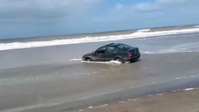 Fue a tomar mates a la playa y su auto terminó en el mar
