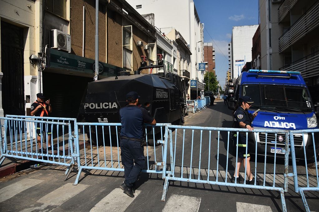 Fuerte custodia policial en la sede del gremio de la limpieza Soelsac. (Pedro Castillo / La Voz)