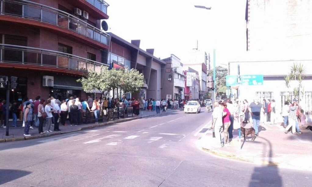 Largas filas en las entidades bancarias de Tucumán.