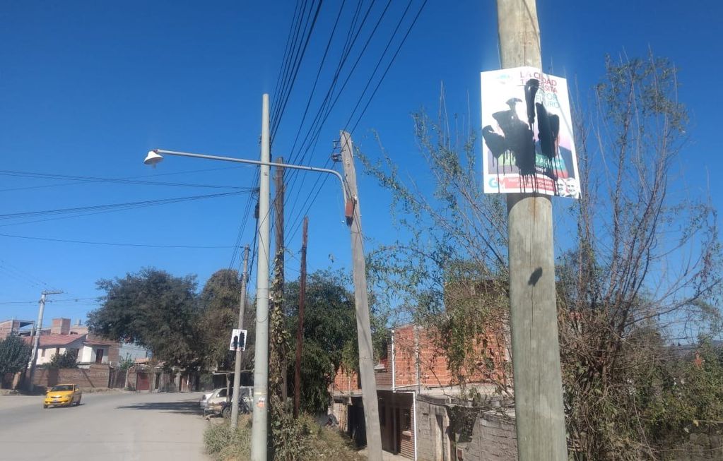 Carteles colgados en altura en diferentes postes de luz del barrio Chijra, aparecieron cubiertos con pintura, tapando los rostros del gobernador Morales y los candidatos del Frente Cambia Jujuy.