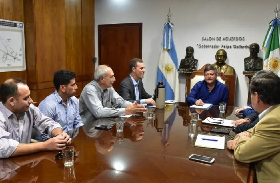 El gobernador realizó una reunión para matenerse informado respecto a la continuación de las obras por el gasoducto en Chaco.