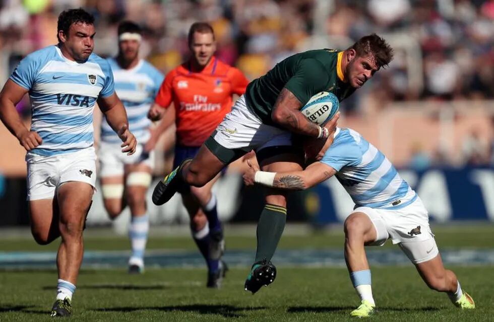 Rugby Union - Rugby Championship - Argentina's Pumas v South Africa's Springboks - Malvinas Argentinas stadium, Mendoza, Argentina - August 25, 2018. South Africa's Willie le Roux is tackled by Argentina's Emiliano Boffelli as teammate Agustin Creevy follows. REUTERS/Marcelo Ruiz mendoza  rugby championship torneo rugby rugbiers seleccion argentina los pumas sudafrica