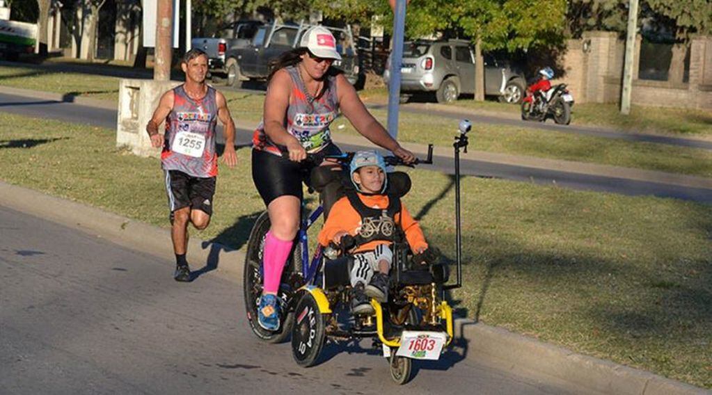 Madre e hijo en una bicicleta con silla inclusiva adaptada (Municipalidad de Santa Rosa)