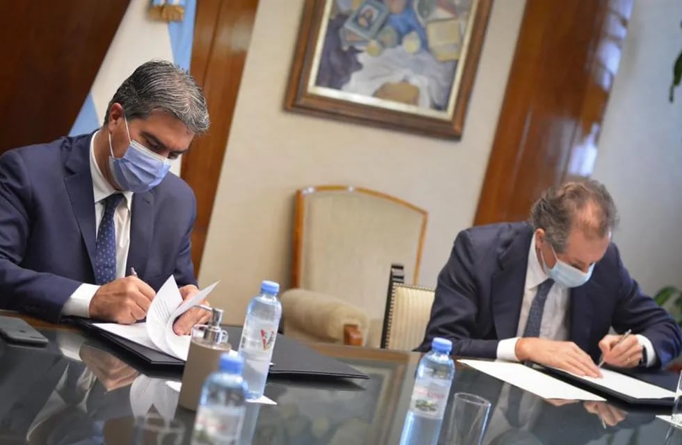 El gobernador Capitanich firmó el convenio con Miguel Pesce, titular del Banco Central.