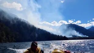 El incendio en el lago Martin se inició el 7 de diciembre y sigue activo, con preocupación para el paraje El Manso