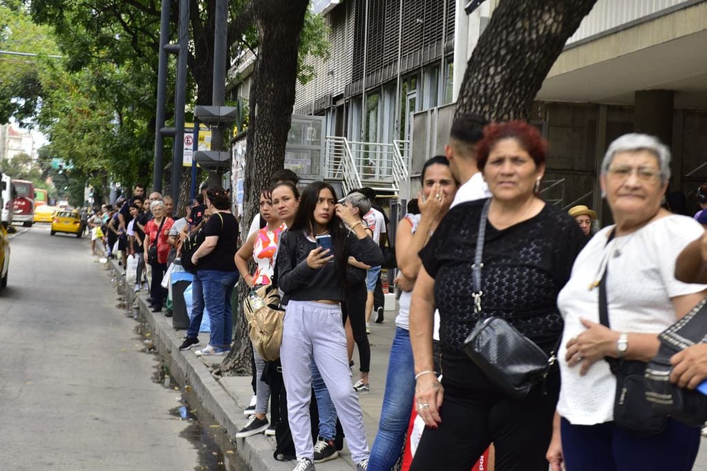 Personas esperando el transporte urbano de la ciudad de Córdoba.