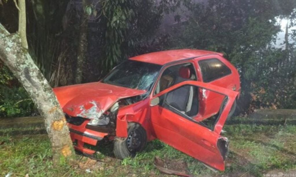 Se salvó de milagro: automóvil despistó y casi cae por un barranco en Puerto Iguazú.