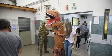 Un rosarino fue a votar vestido de dinosaurio
