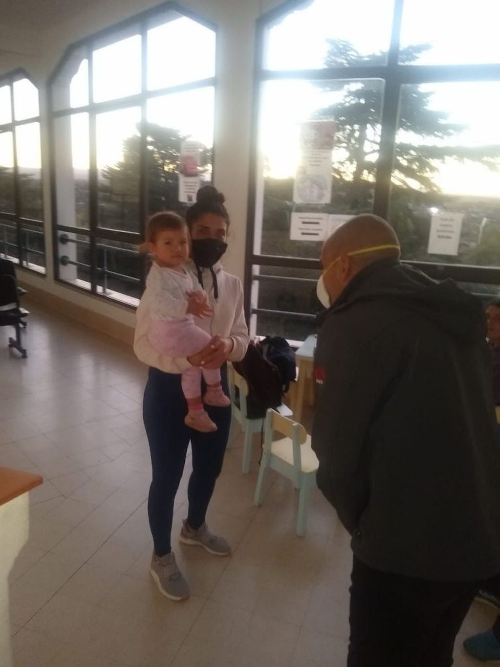 El reencuentro entre el Sgto. Casconi y la pequeña Martina en el Hospital Funes. (Foto: prensa Departamental Punilla).