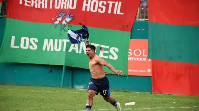 Diego "Tuni" López festeja el gol de Ben Hur en la cancha de Coronel Aguirre