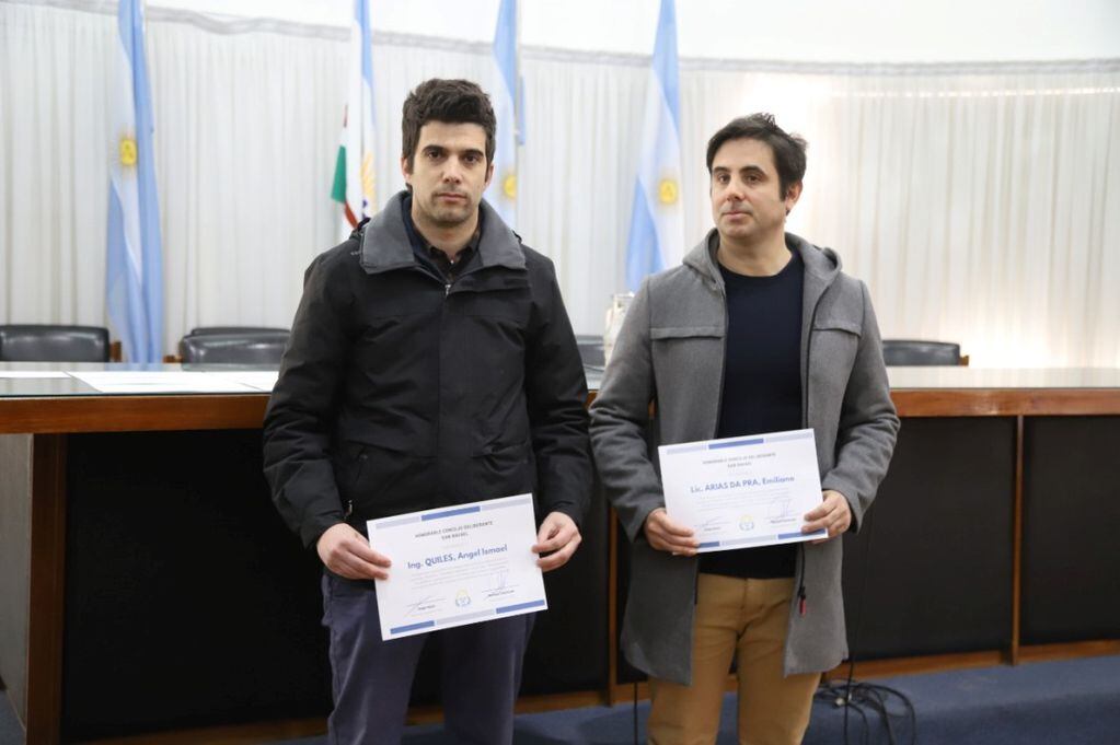 Los docentes Ángel Quiles y Emiliano Arias Da Pra recibieron la distinción en nombre de los estudiantes y docentes de la UTN que realizaron los inventos.
