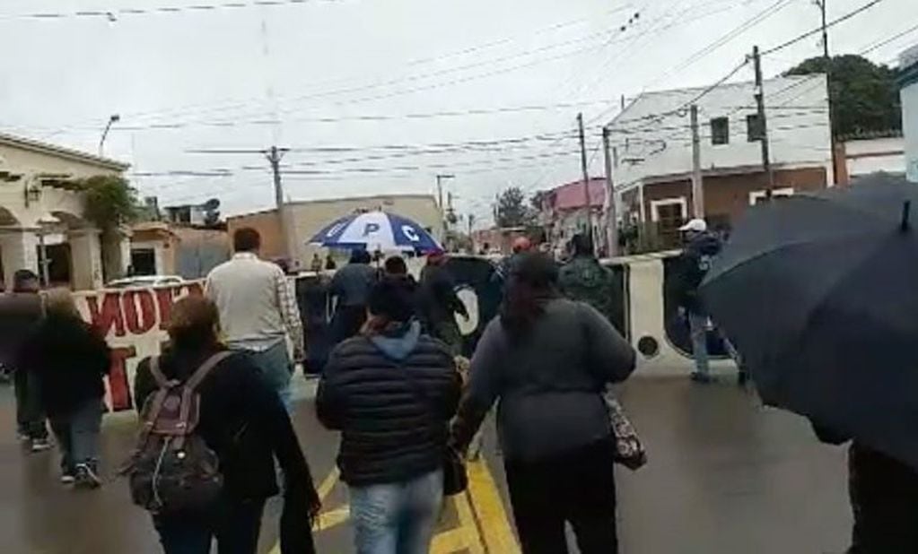 Municipales marchando por Campo Santo.