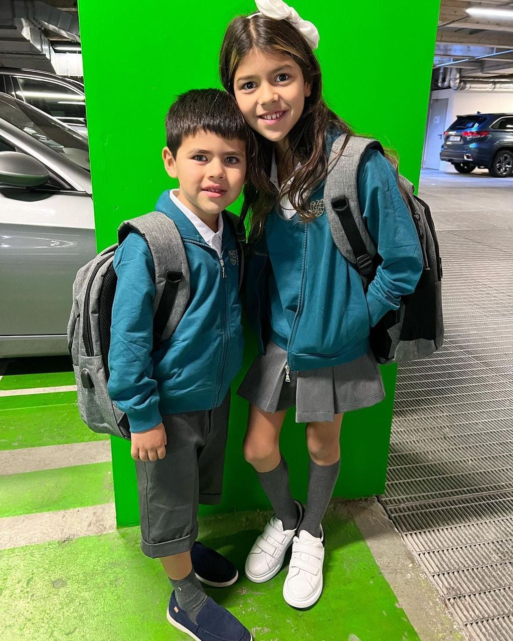 Los hijos de Leandro Paredes y Camila Galante en su primer día de clases en Turín.