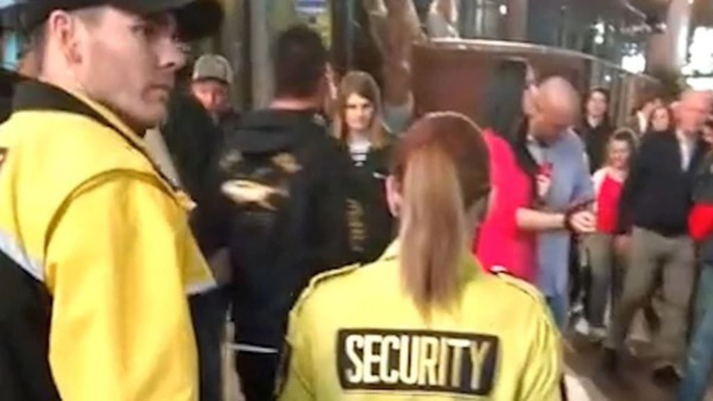 Dos empleados de seguridad intervinieron en el abuso de un hombre a una joven en plena calle de Las Vegas.
