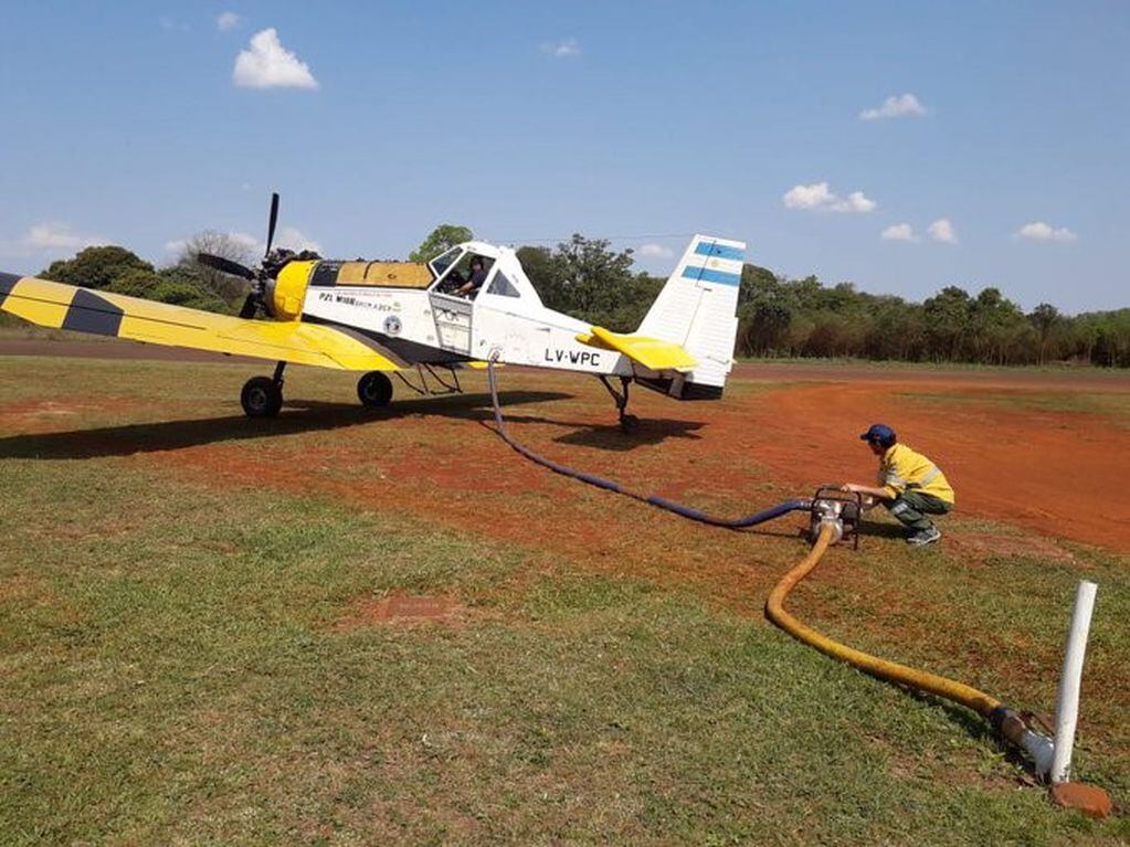 El avión hidrante durante la carga de agua para sofocar el incendio en la zona de Santo Pipó y Roca. (Ecología)