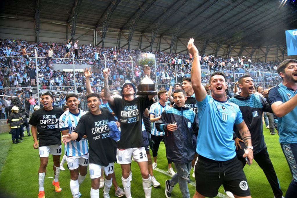 Racing festejó en San Luis al vencer en los penales a Villa Mitre, es el campeón del Federal A y ascendió a la Primera Nacional. (Javier Ferreyra / Enviado Especial)