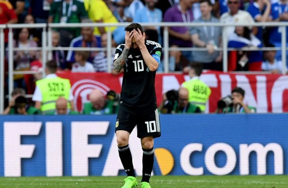 Lionel Messi se lamenta tras fallar un penal ante Islandia. EFE/EPA/FACUNDO ARRIZABALAGA