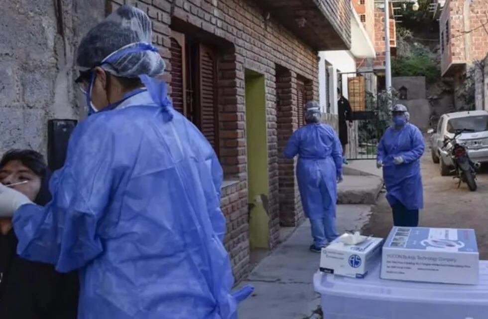 Los agentes de control del COE Jujuy realizan testeos en busca de coronavirus en los barrios donde viven los pacientes diagnosticados el martes último.