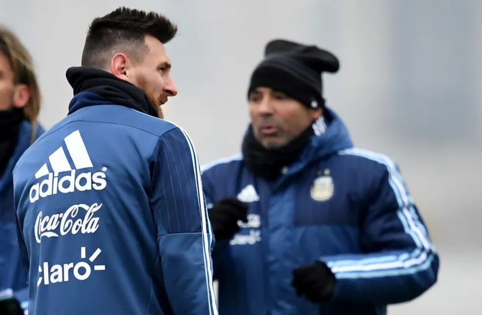 Argentina's forward Lionel Messi (L) and Argentina's national football team coach Jorge Sampaoli take part in a training session in Moscow on November 7, 2017.\nThe team will face Russia in friendly match on November 11 and Nigeria on November 14. / AFP PHOTO / Kirill KUDRYAVTSEV