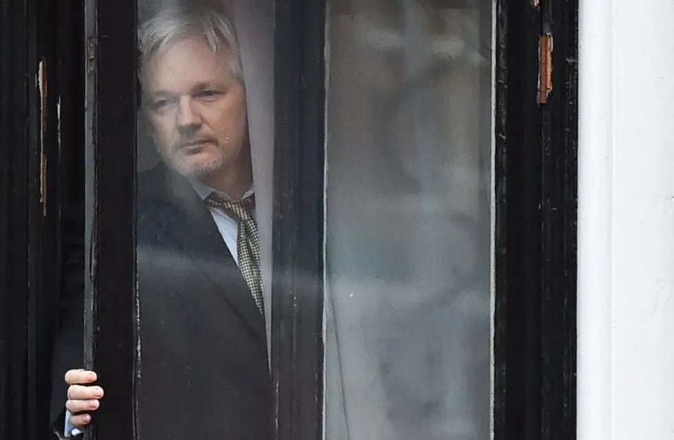 (FILES) This file photo taken on February 05, 2016 shows WikiLeaks founder Julian Assange coming out on the balcony of the Ecuadorian embassy to address the media in central London.rnWikiLeaks founder Julian Assange faced another setback in his legal stand-off with Sweden Friday after an appeals court rejected his request to lift an arrest warrant for him over a 2010 rape accusation. / AFP PHOTO / BEN STANSALL / TO GO WITH AFP STORY BY Pia OHLIN inglaterra londres Julian Assange fundador de wikileaks conferencia de prensa en la embajada de ecuador