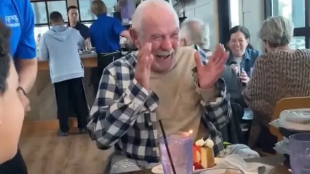 La reacción viral de un abuelo al recibir su torta de cumpleaños