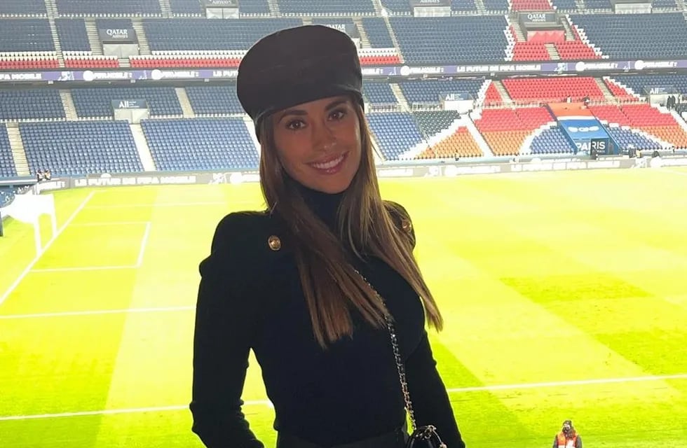 Antonela Roccuzzo posó en el Parque de los Príncipes.