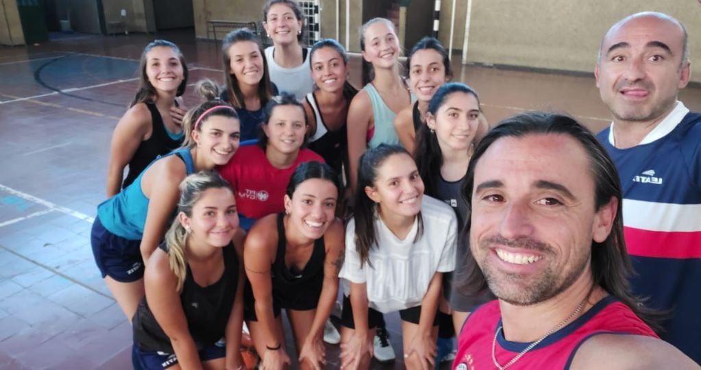 Flavio Del Podio y Martín Romero coordinando una de las prácticas del Futsal femenino.