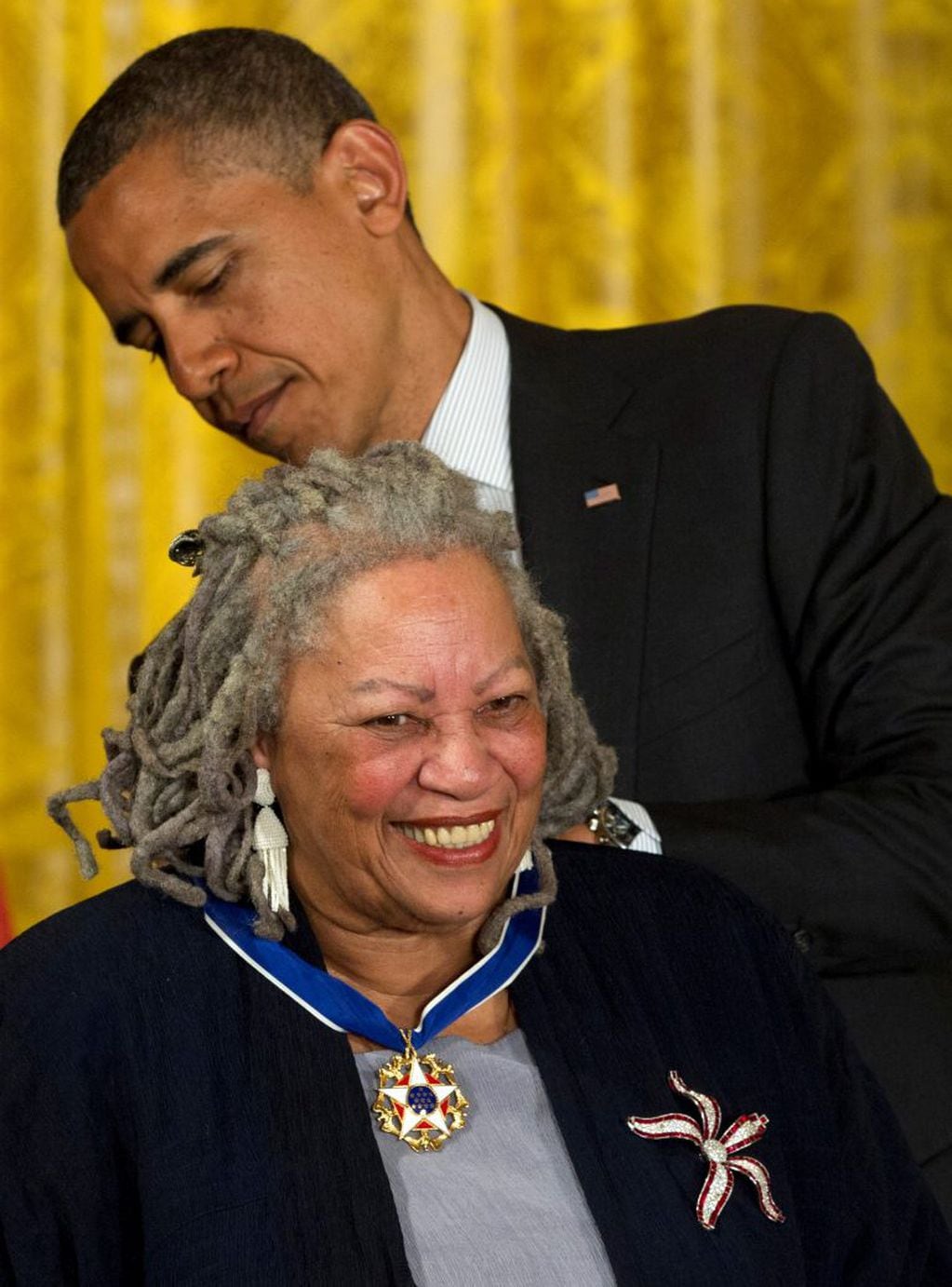Barack Obama entregando a Toni Morrison con una ''Medalla de la Libertad'' en la Casa Blanca (Foto: AP).
