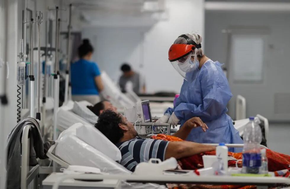 AME2317. BUENOS AIRES (ARGENTINA), 03/09/2020.- Personal médico realiza controles de pacientes con COVID-19 en una unidad de terapia intensiva hoy en un hospital de la provincia de Buenos Aires (Argentina).. EFE/JUAN IGNACIO RONCORONI   CASOS DEL DIA TERAPIA INTENSIVA  CORONAVIRUS