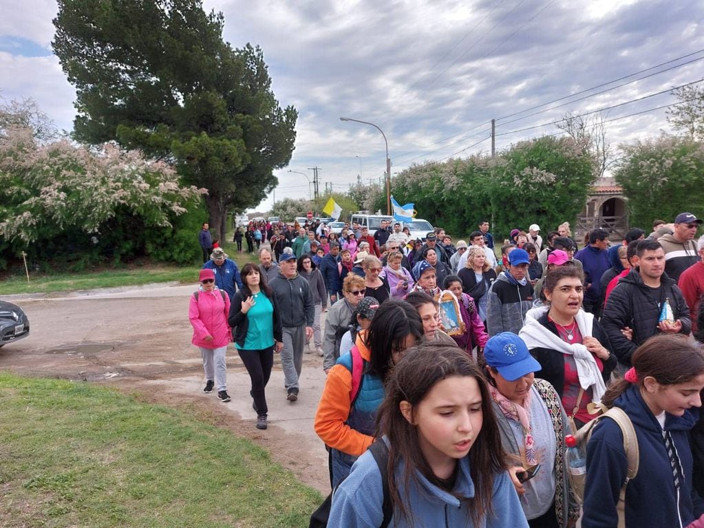 Cientos de peregrinos caminaron por fe, desde Punta Alta a Villa Arias