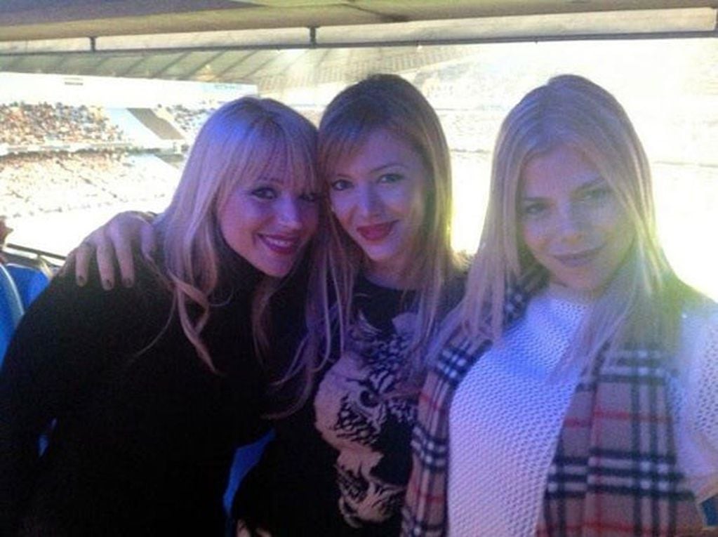 “¡Con mis hermanas en el Estadio! #ComeOnCity ¡¡¡Las amoooo!!!” (Twitter)