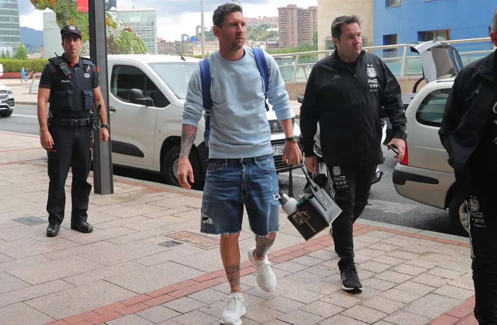 Llegó Lionel Messi a la concentración de la Selección Argentina en Bilbao.