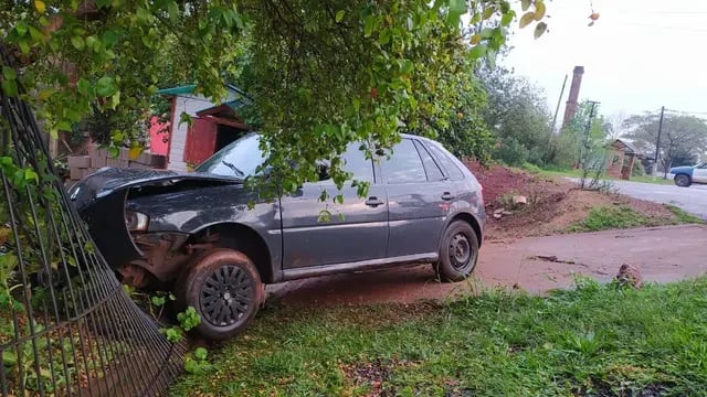Eldorado: chocó su vehículo contra el portón de una vivienda y huyó