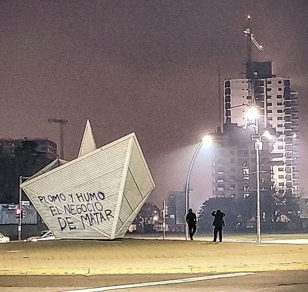 Pintadas en el Barquito de Rosario por la realidad que pone en riesgo a los vecinos a diario.