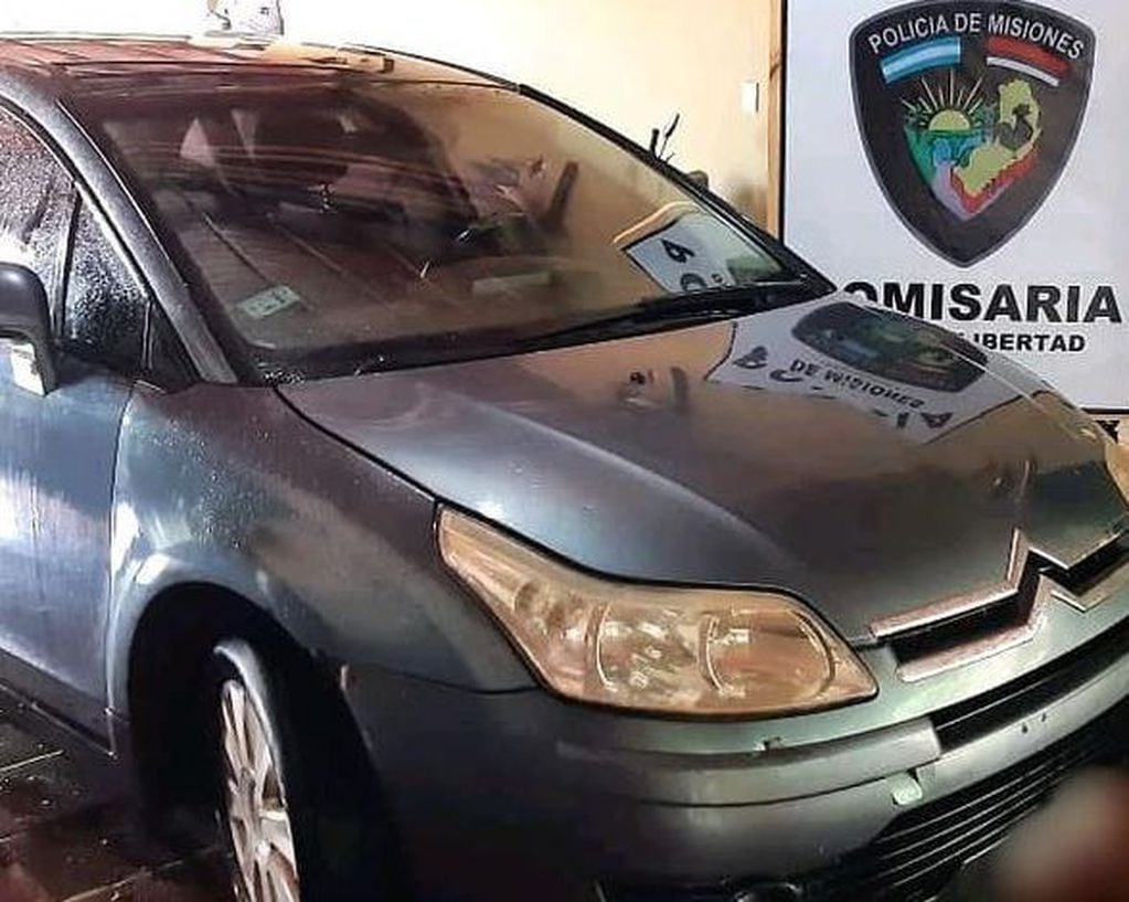 Puerto Libertad: hallaron un auto que había sido robado en Posadas. Gentileza: Prensa UR-V