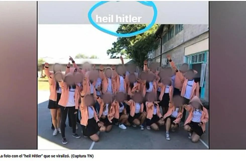 La foto que generó la polémica. Alumnos del Instituto haciendo el saludo nazi.