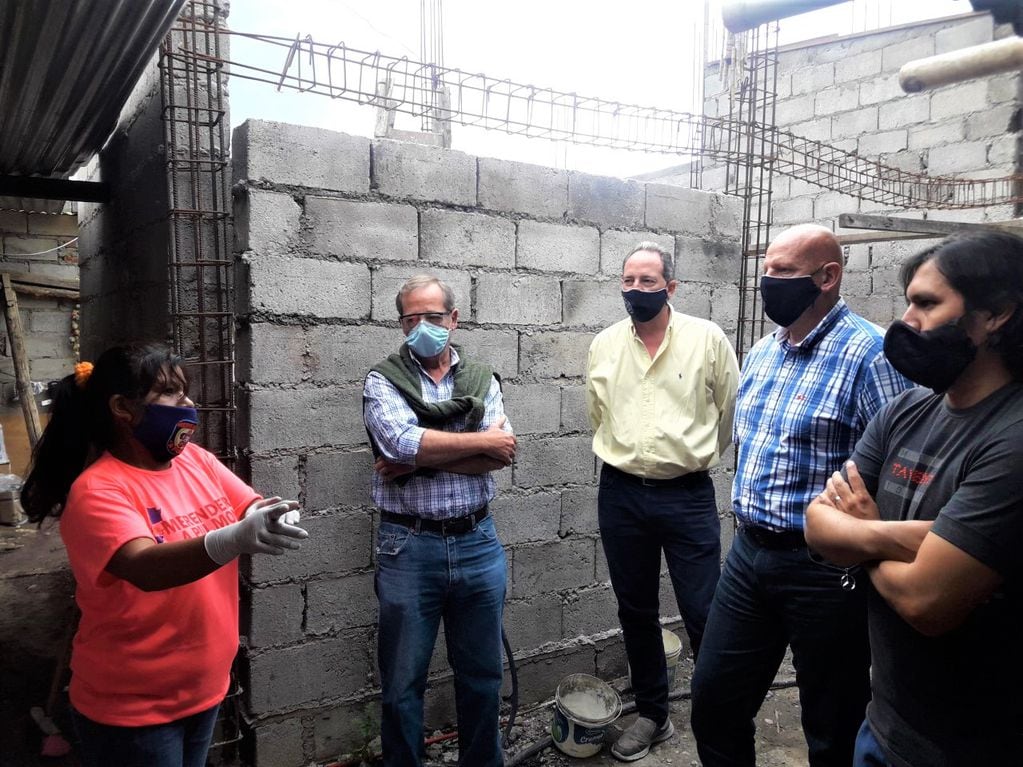 Miembros de la comisión directiva de CaPYME Jujuy durante su visita al merendero del asentamiento "16 de Mayo".