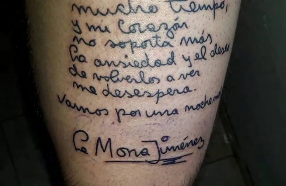 Se tatuó la carta de La Mona Jiménez en su cuerpo.