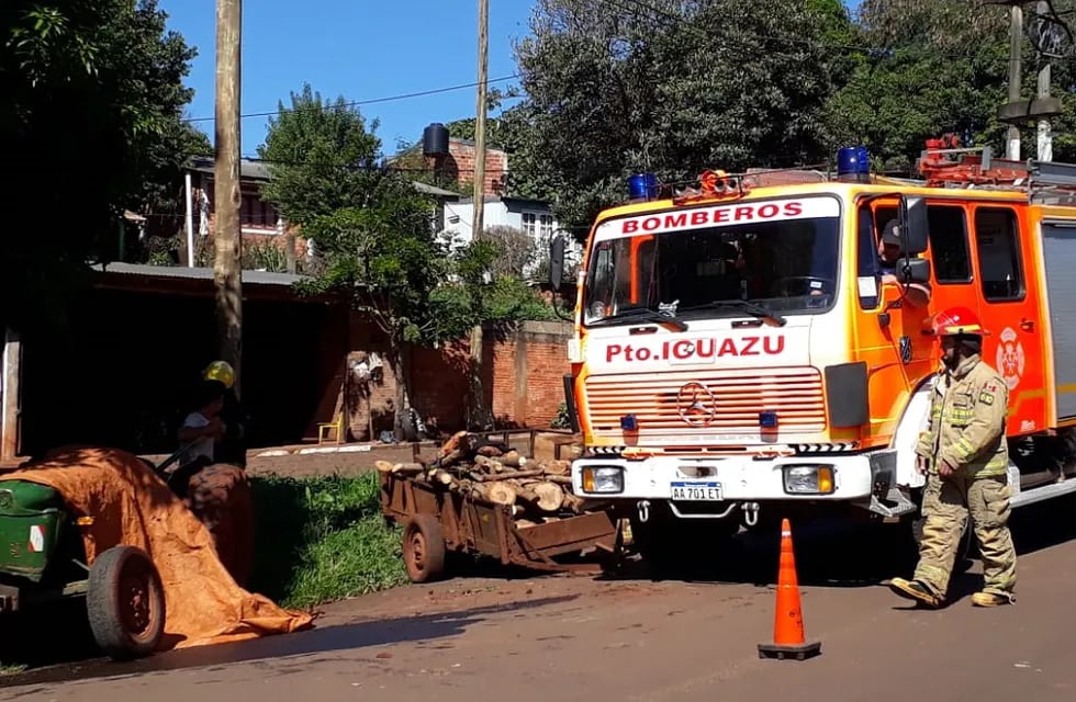 Puerto Iguazú: esta mañana volcó un tractor