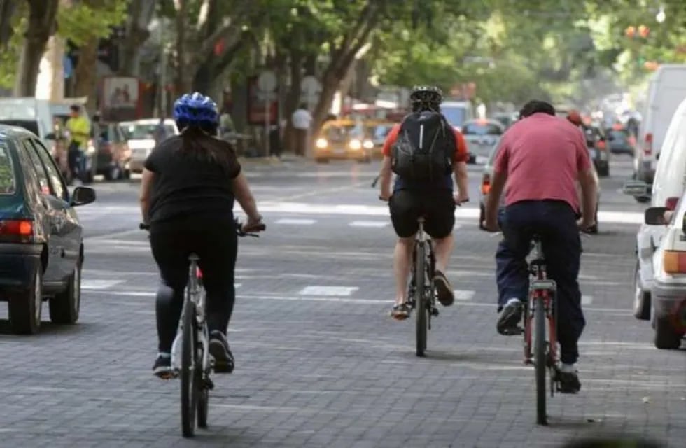 Los usuarios de bicicletas piden a las autoridades municipales que hagan un estacionamiento para éstos rodados.