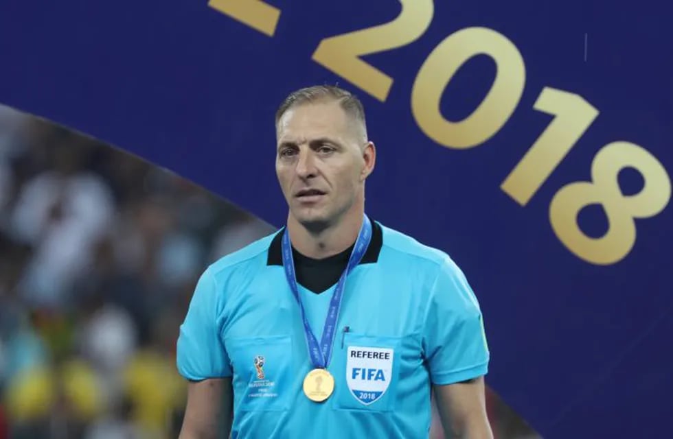 francia campeon del mundo Referee Nestor Pitana of Argentina after the FIFA World Cup 2018 soccer final match between France and Croatia at the Luzhniki Stadium in Moscow, Russia, 15 July 2018. Photo: Cezaro De Luca/dpa moscu rusia nestor pitana futbol campeonato mundial 2018 partido final futbol futbolistas partido seleccion francia croacia