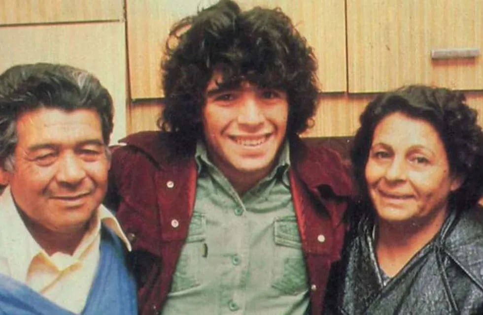 Diego Maradona y sus padres, Don Diego y Doña Tota.