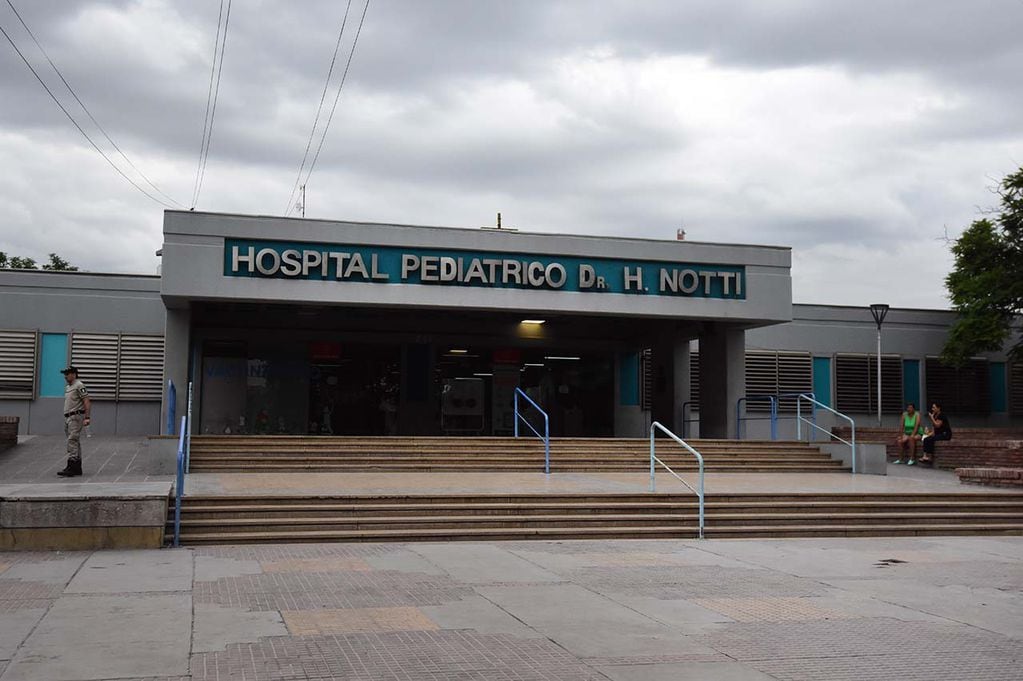 El niño atacado por los perros pasó a sala común del Hospital Notti. 