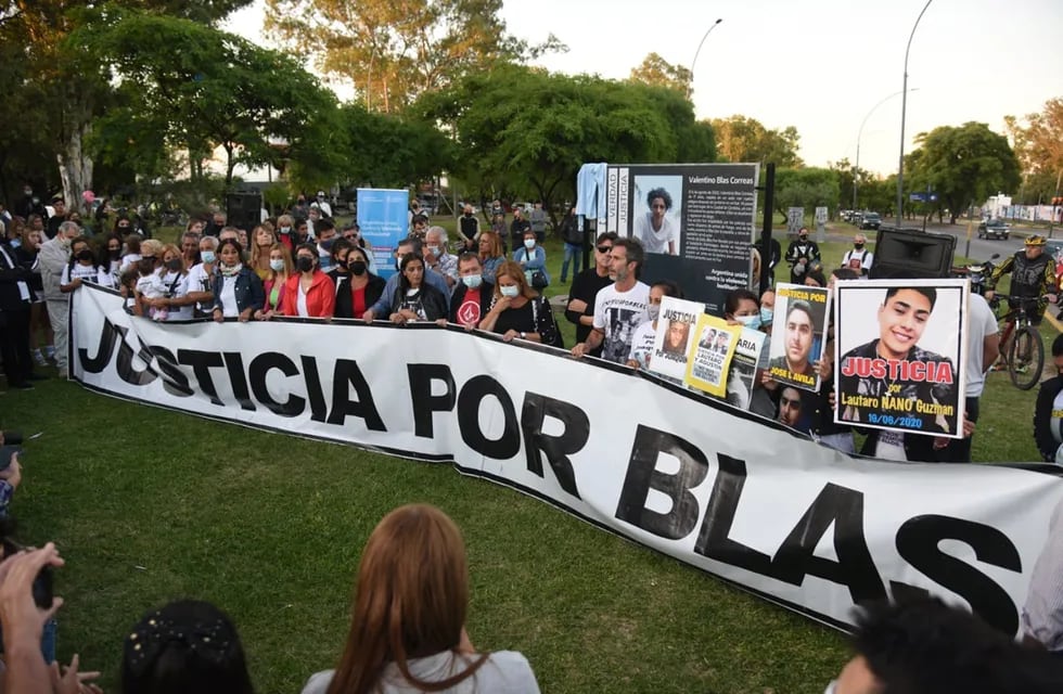 Familiares, amigos, conocidos de Valentino Blas Correas y otros ciudadanos se reunieron este sábado frente al Ministerio de Desarrollo Social para recordar y pedir justicia por el asesinato, a manos de policías.