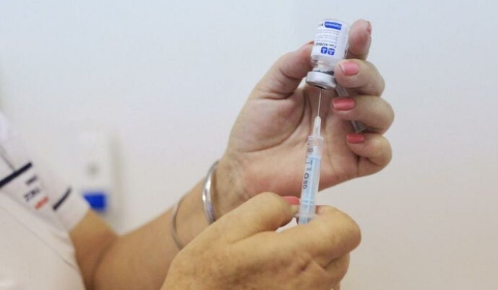 Franja etaria de entre 25 y 29 años podrán optar por la combinación de vacunas.
