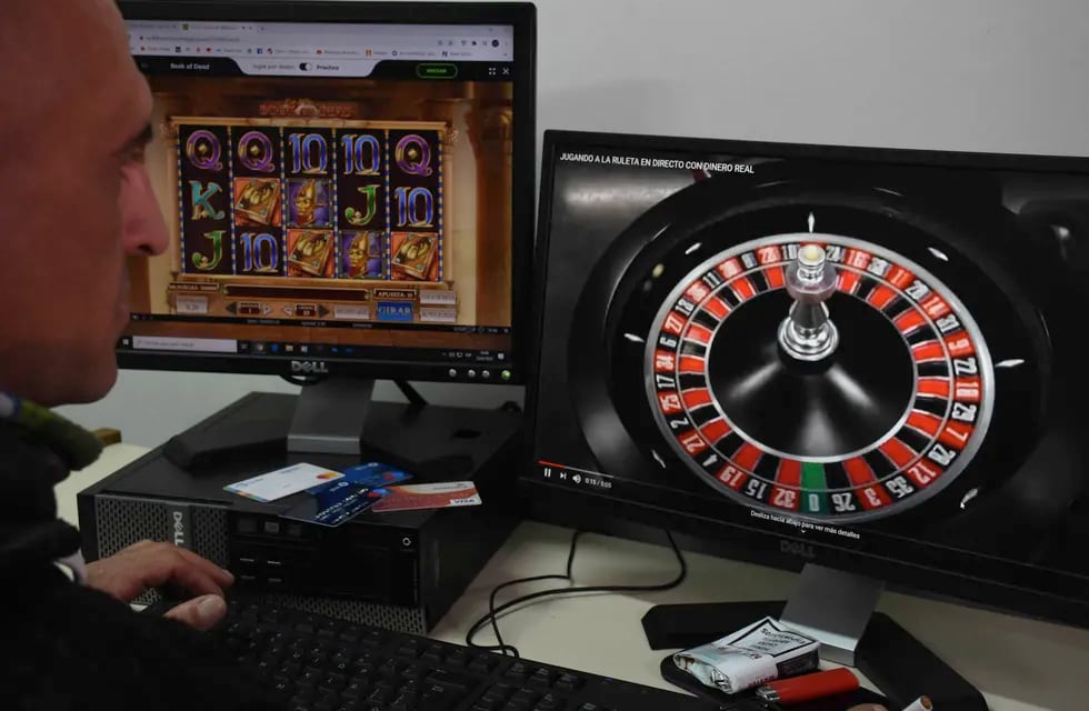Un hombre juega en una plataforma virtual a juegos de azar